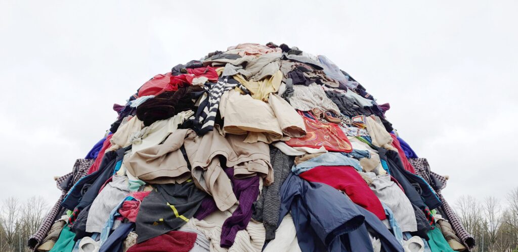 discarica fast fashion vestiti shein inquinamento