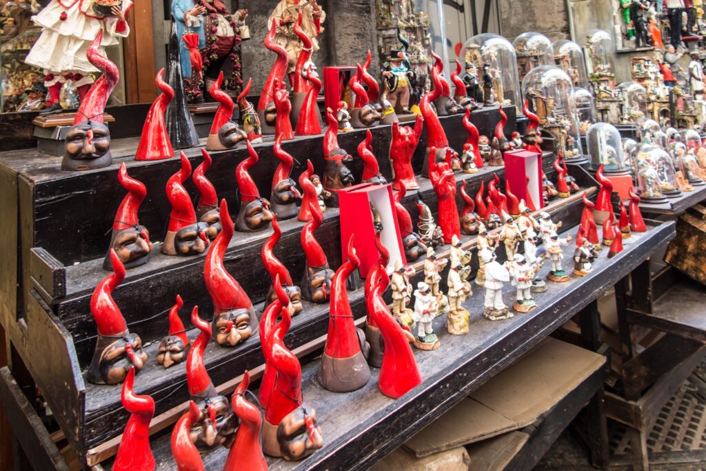 Perche cornetto napoletano porta fortun forma peperoncino significato simbolo