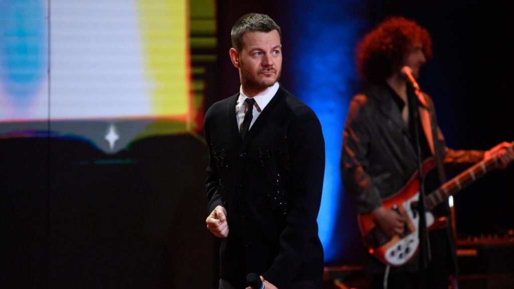 Alessandro Cattelan, the eternal young promise in an elderly country