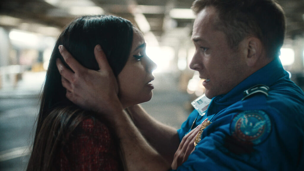 Carry-on, the new Netflix Christmas thriller: plot and when it comes out