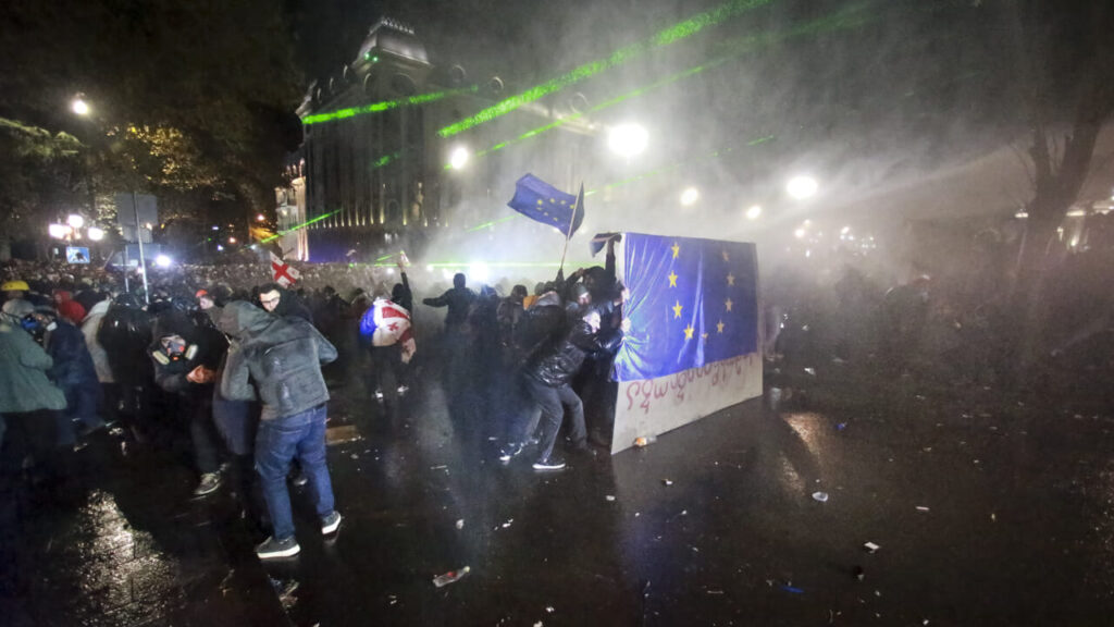 Clashes, injuries and arrests: anger explodes in Georgia after the suspension of EU membership