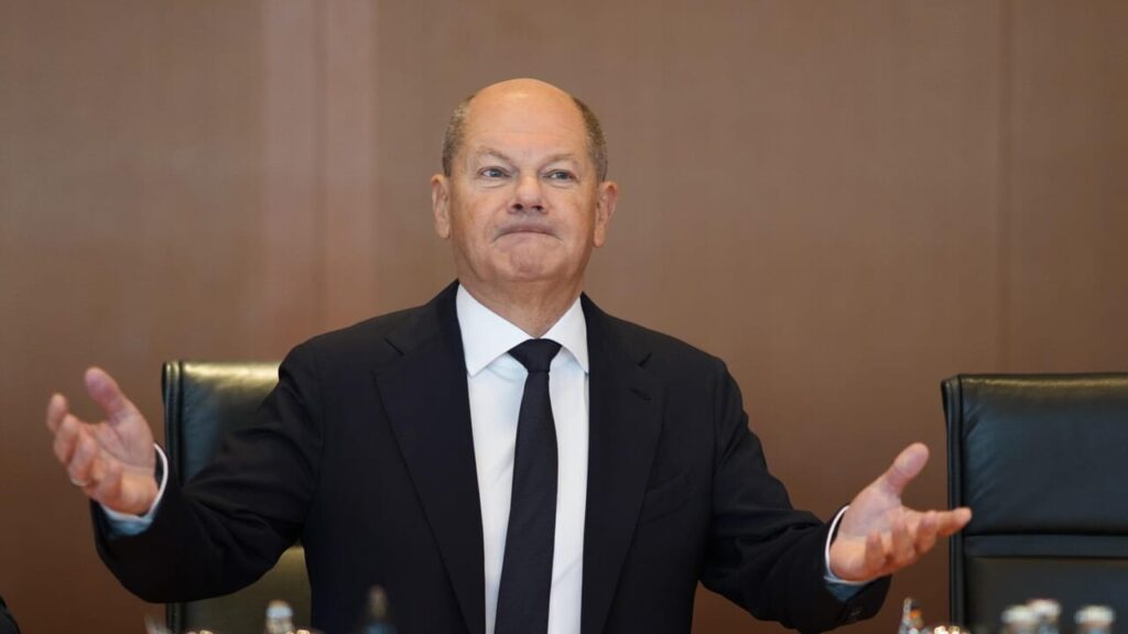 Scholz determined to run again, but the party splits