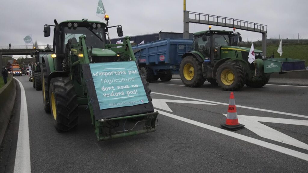 The tractors take to the streets again: this time the fault lies with a treaty with Latin America