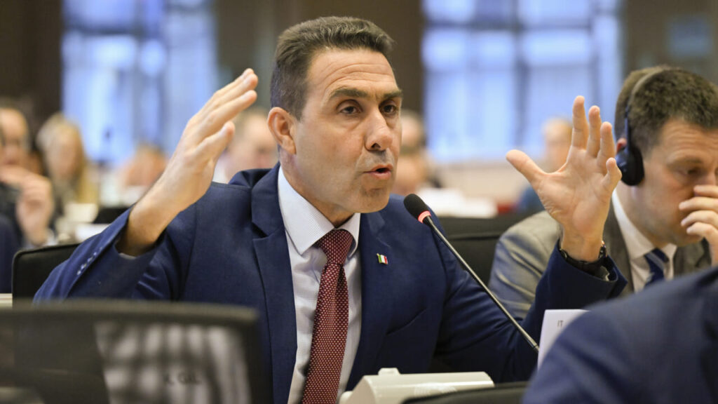 Vannacci Scrooge of Europe: he has a "parallel income" of 200 thousand euros