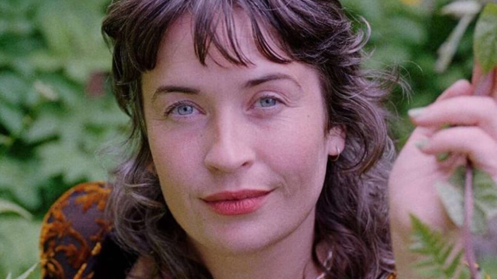 Between desires and identities, how love changes after twenty years