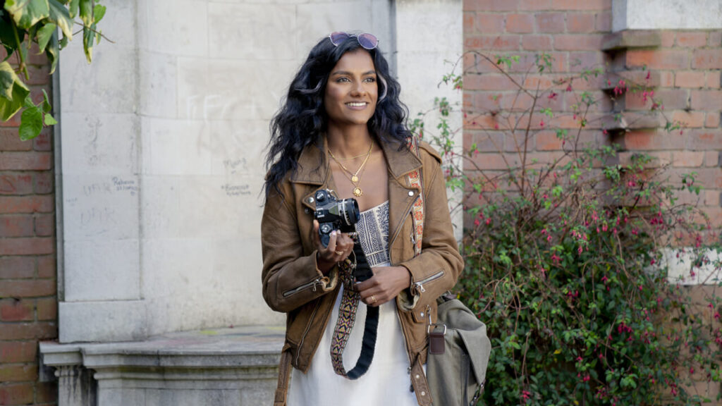 "Love takes": trailer, plot, cast and release date of the romantic comedy with Hero Fiennes Tiffin