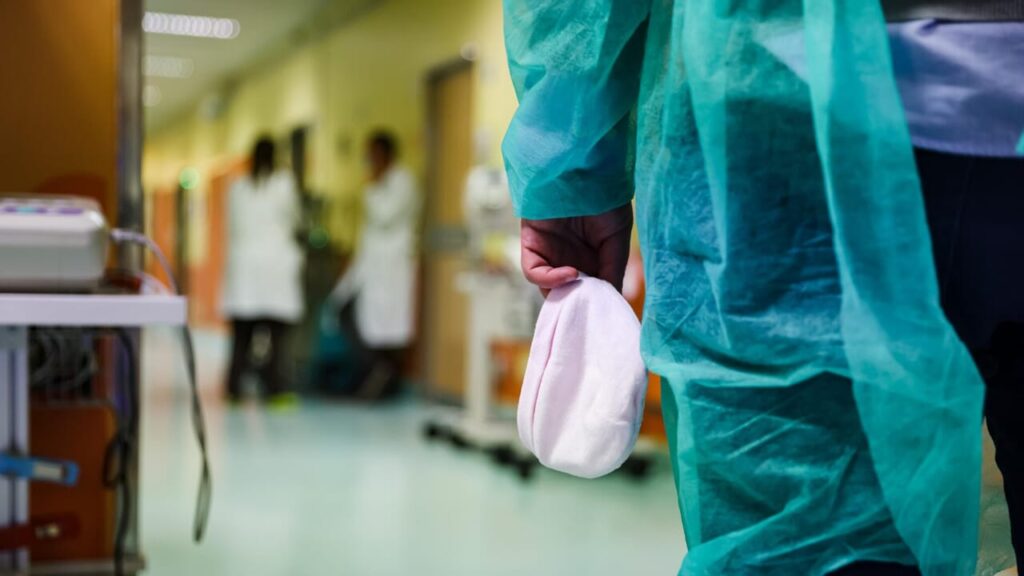 So they died a little girl and the doctor (who was giving it away)