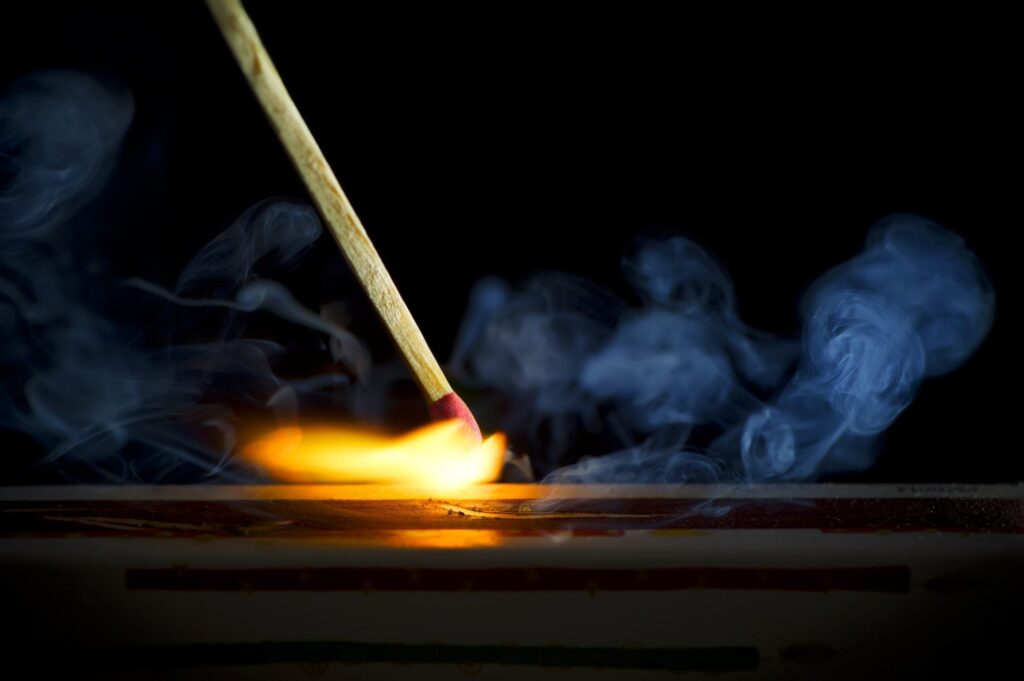 scienza fiammiferi accensione