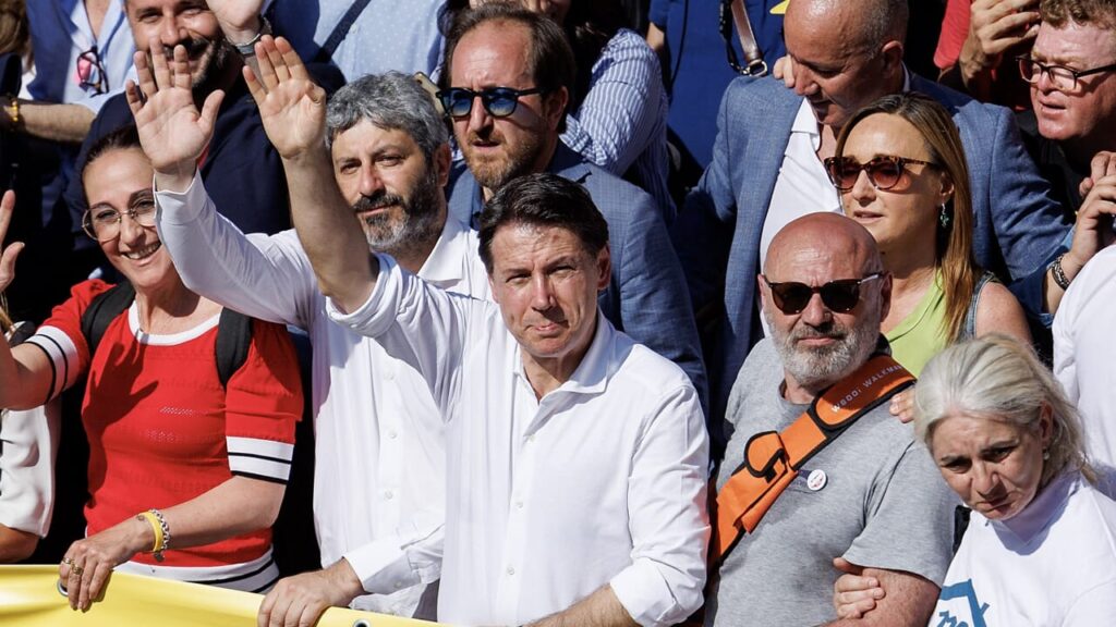 Farewell amateurs: the 5 Star Movement yes "surrender" to professionals