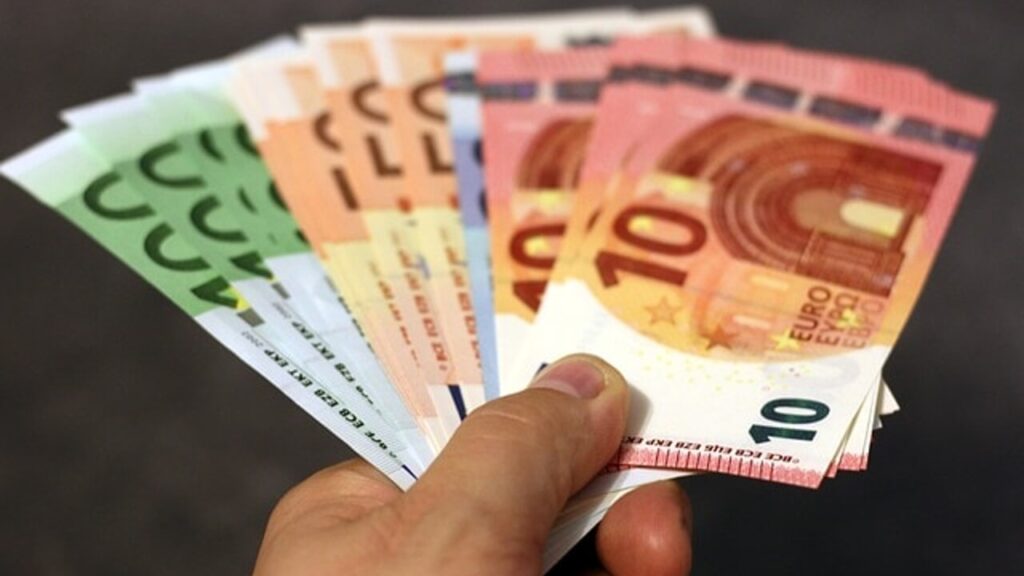 Salary of parliamentarians, the absurd battle to reduce it and spend more