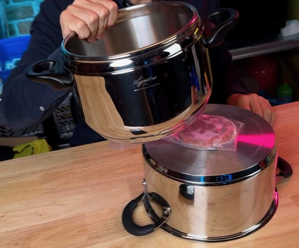 Scongelare hamburger con due pentole