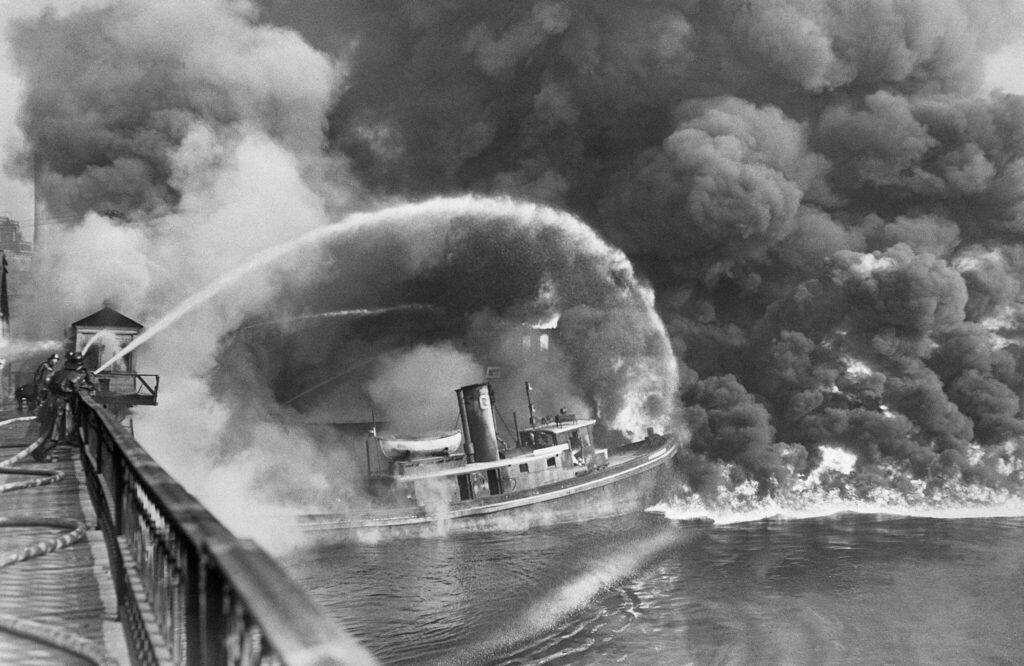 cleveland fiume in fiamme