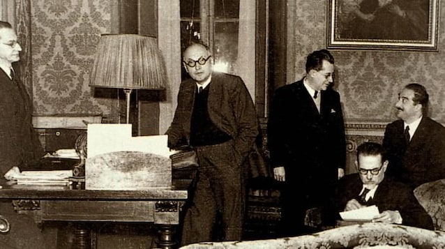 With De Gasperi (left) and other government exponents