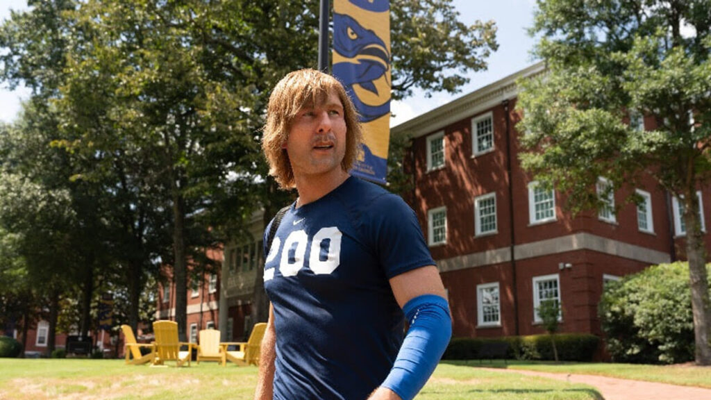 Chad Powers, on Disney+ the series with Glen Powell protagonist: the plot and when it comes out