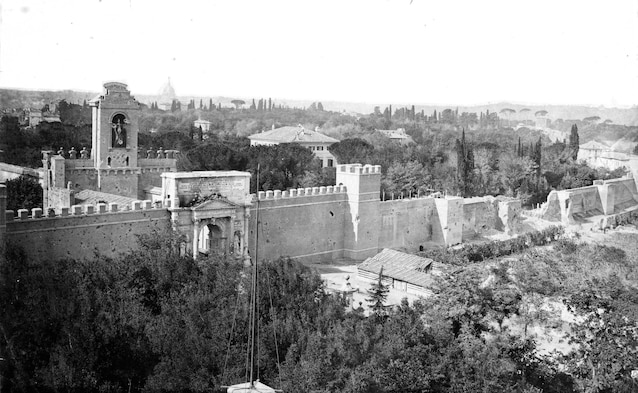 Porta Pia and, nearby, the breach (Wikimedia Commons)