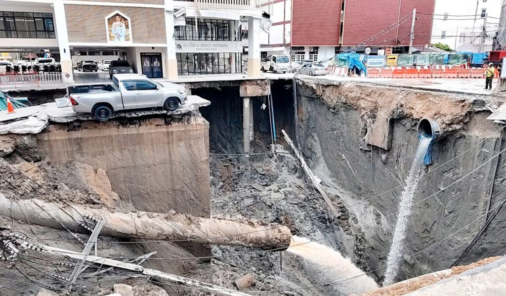 A huge chasm of about 50 meters has opened in Bangkok: the possible causes of the road collapse
