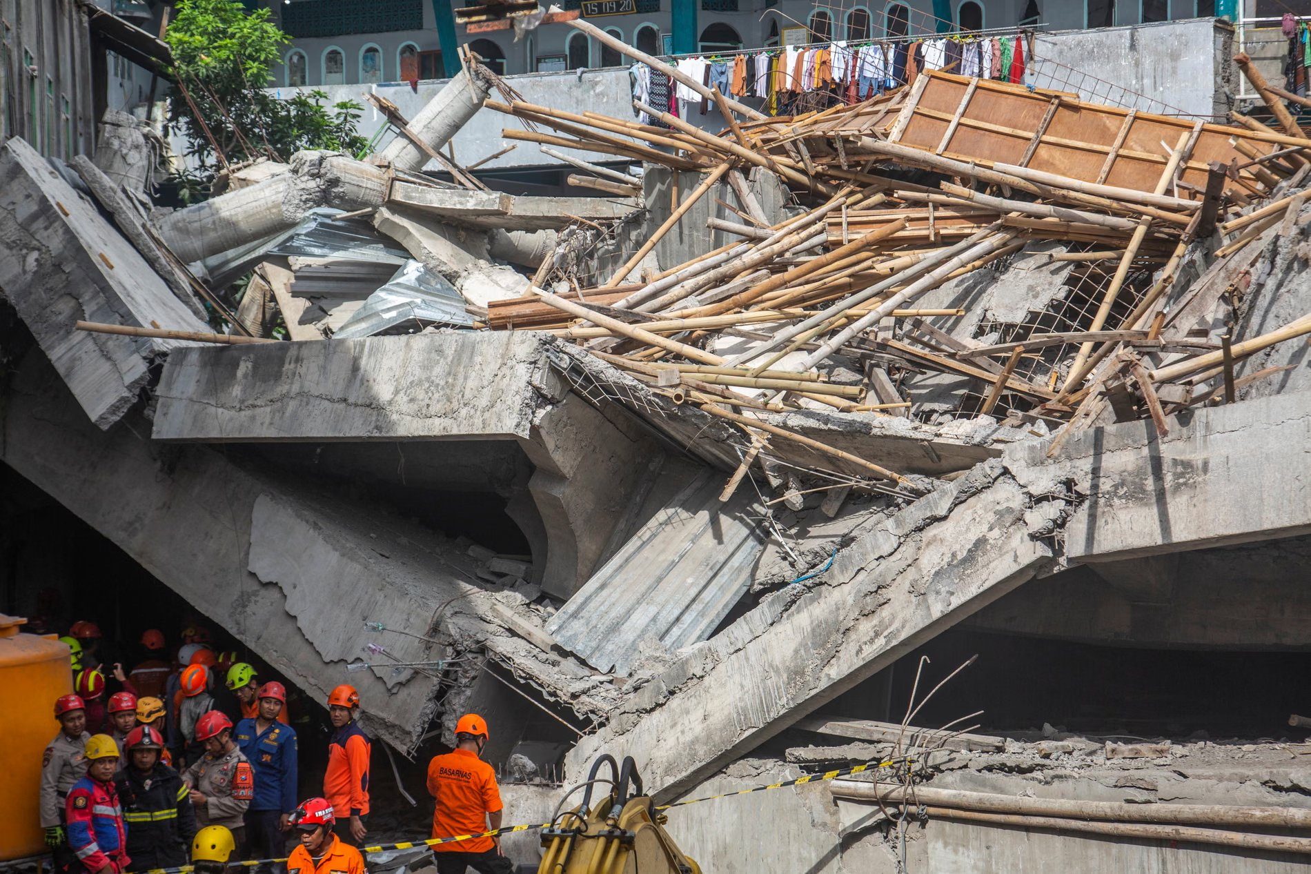 In Indonesia a school collapses, at least 3 dead students and 38 trapped: what we know about the causes