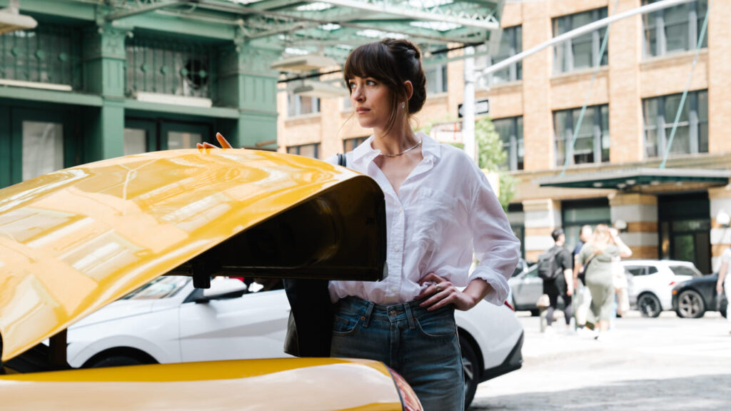 "Material love" It is the romantic comedy that you don't expect
