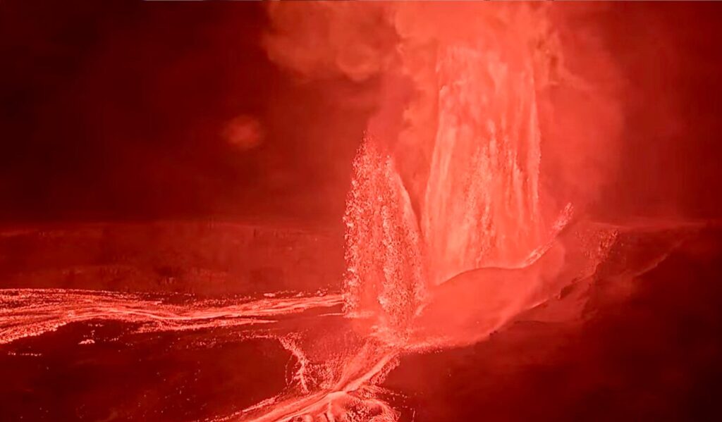 New eruption of the Kilauea volcano in Hawaii: it is the 34th of the year with a lava fountains 100 m high