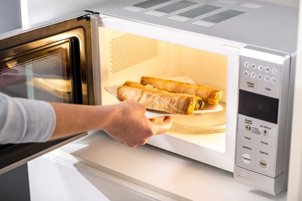 What not to put in the microwave and why: the materials to avoid