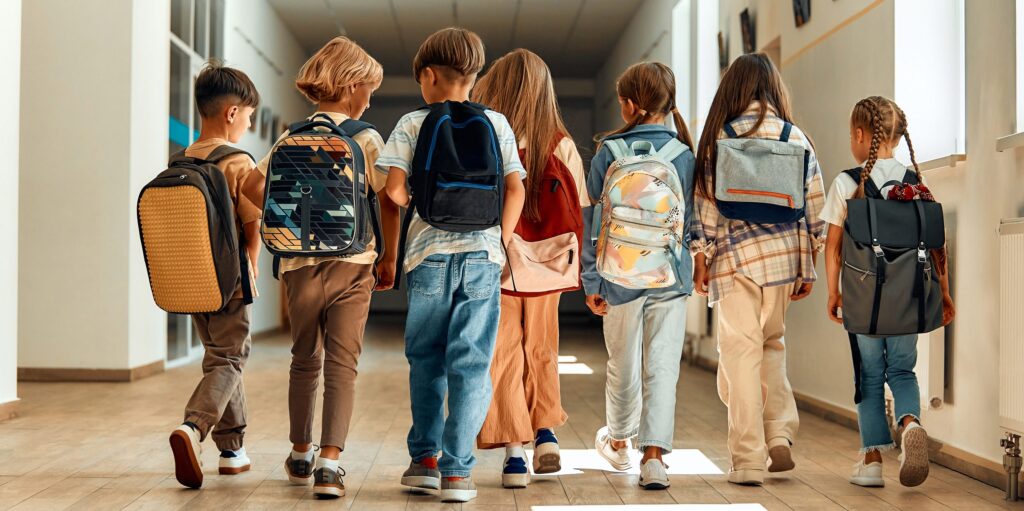 How many children in Italy live in disadvantaged conditions?