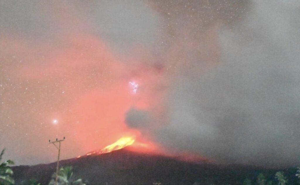 Two new eruptions of the Lewotobi Laki-Laki volcano in Indonesia: 10 km high ash column