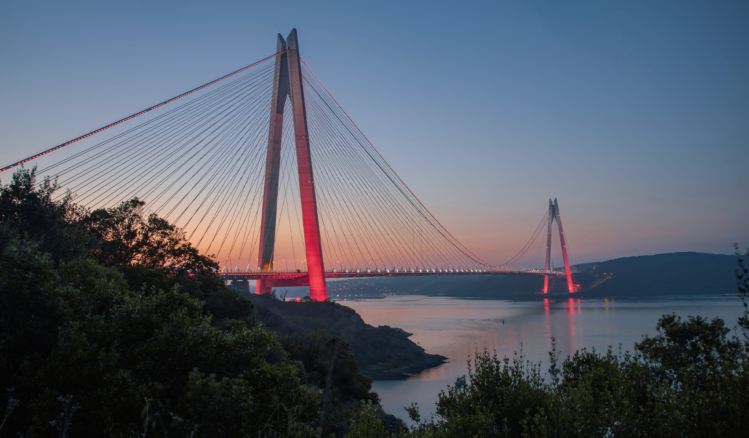 The widest bridge in the world measures 59 meters and is located in Istanbul, Turkey