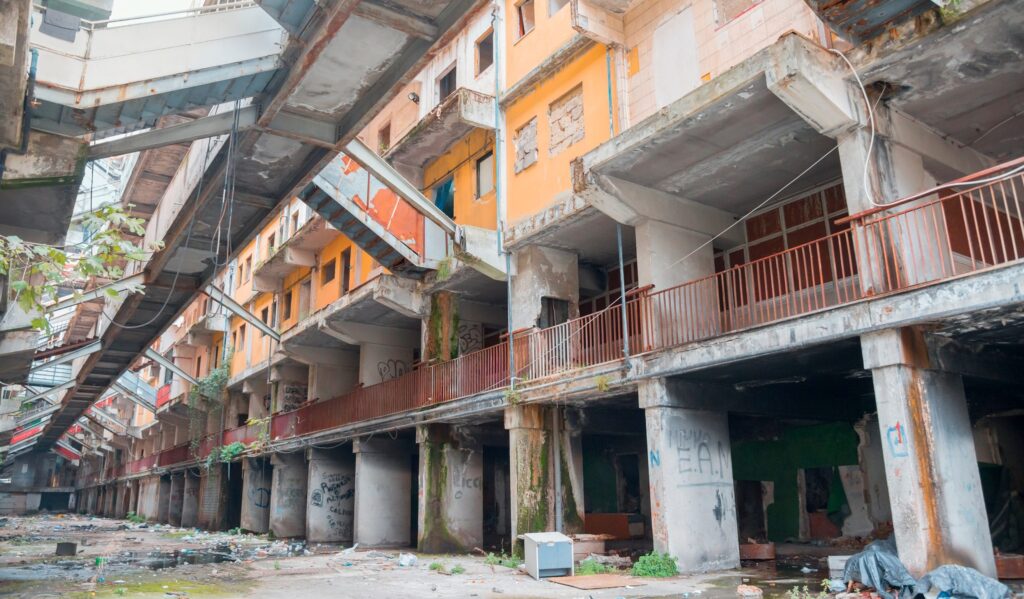 The demolition of the Vela Rossa in Scampia begins: the ReStart project continues