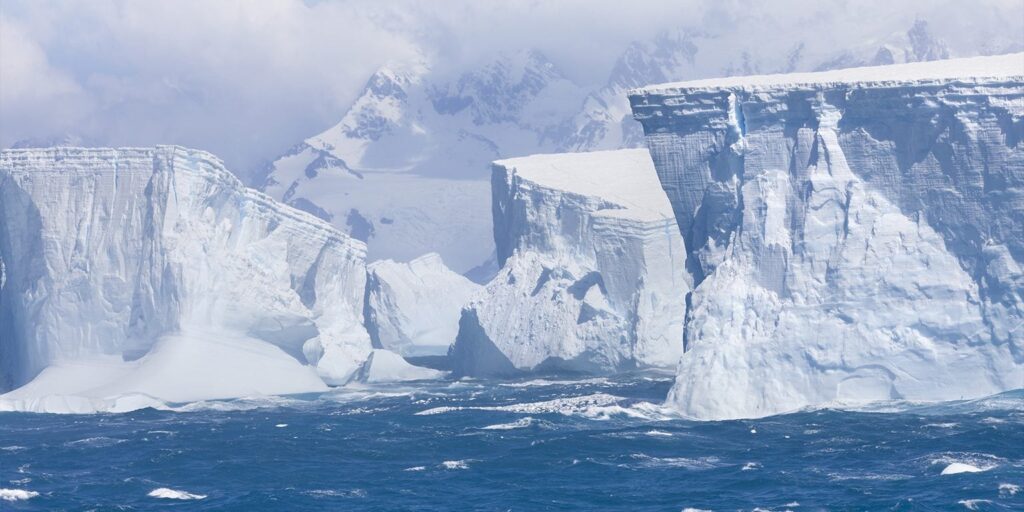In Antarctica the Hektoria glacier retreats at a record speed, 8 km in 2 months: here's why