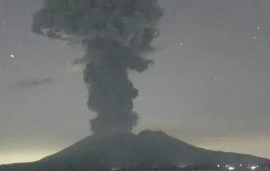 Three new eruptions of the Sakurajima volcano in Japan: 4,400 meter high ash column and canceled flights