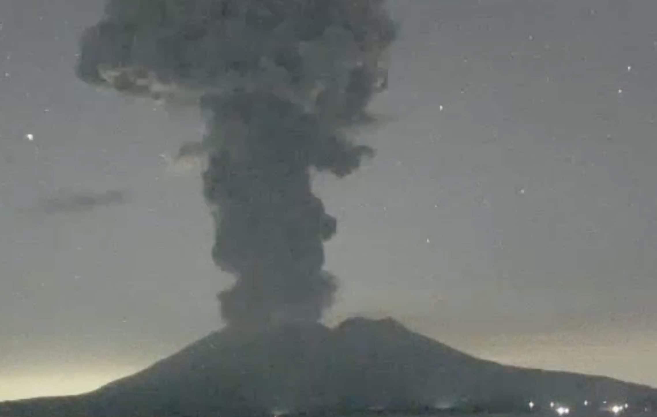 Three new eruptions of the Sakurajima volcano in Japan: 4,400 meter high ash column and canceled flights
