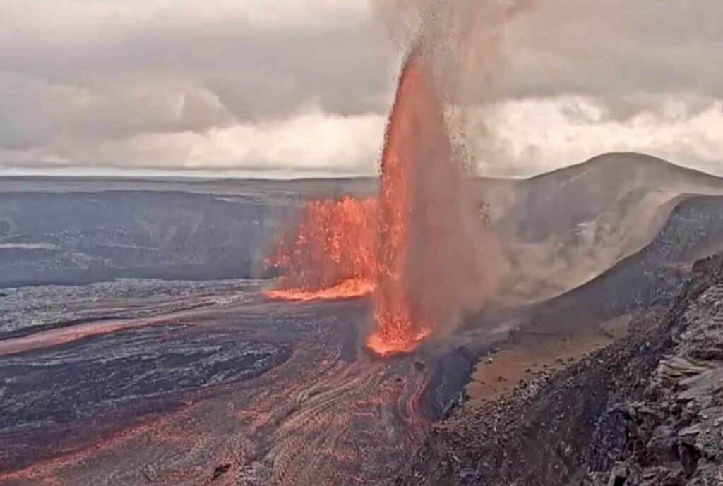 Yet another eruption of the Kilauea volcano in Hawaii: 120m high lava fountains, orange alert