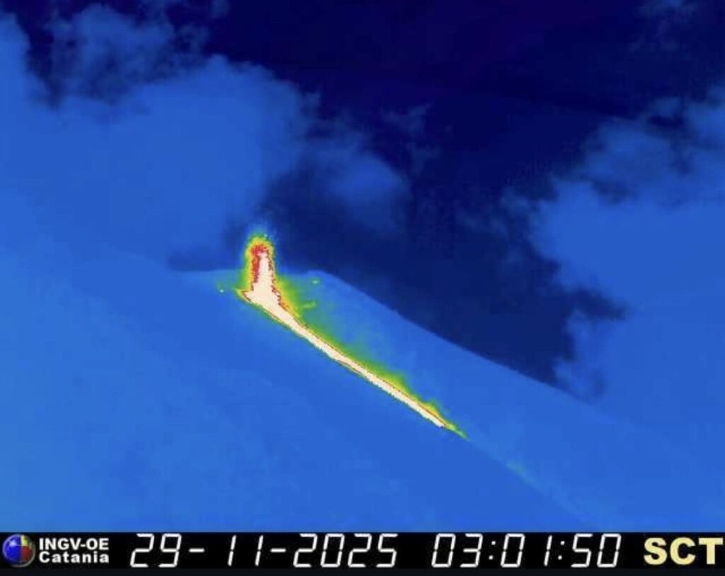 Stromboli eruption: the lava overflow from the North crater has ended, but the spattering activity continues