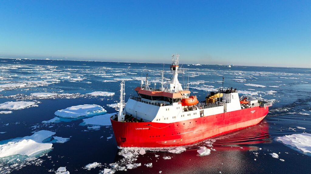 The icebreaker Laura Bassi has reached Antarctica: the 41st Italian scientific mission begins