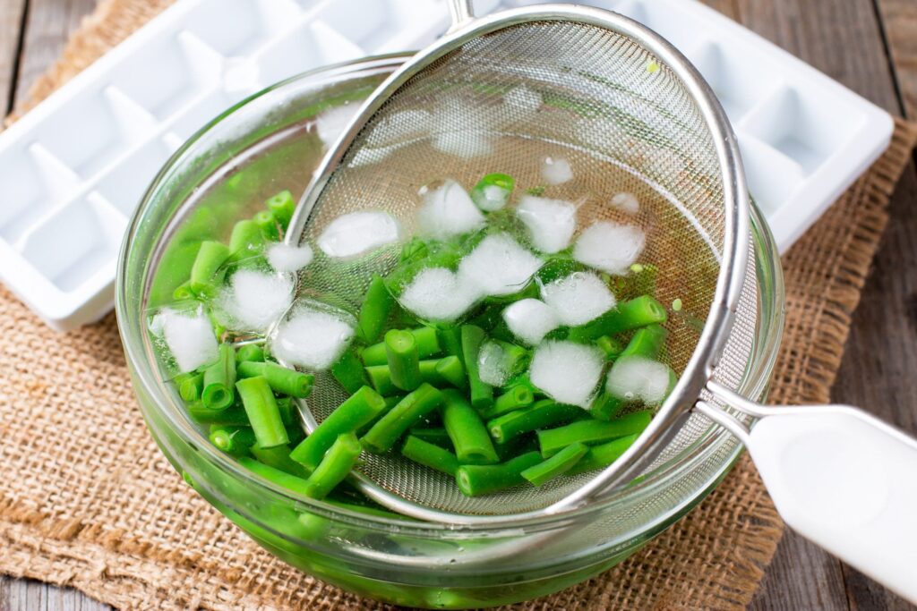 What happens if you put ice in the pan while cooking: the secrets of thermal shock