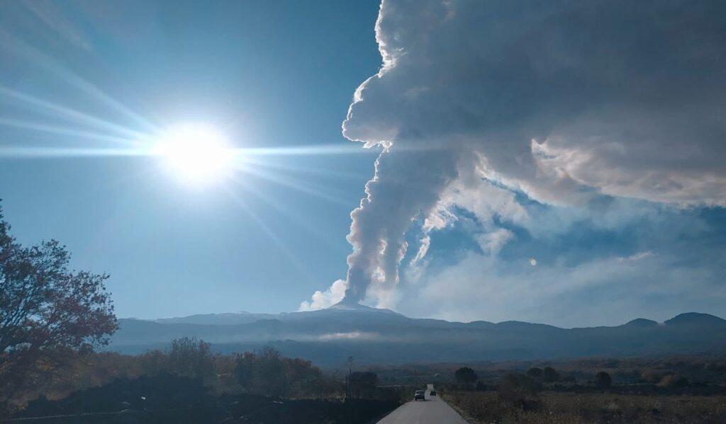 Etna, the eruptive activity of the volcano continues: yellow alert issued