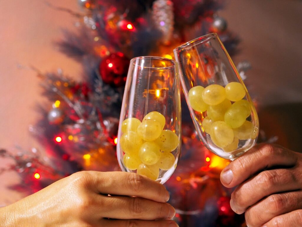 The color red, lucky foods, mistletoe: how the traditions of December 31st and January 1st were born