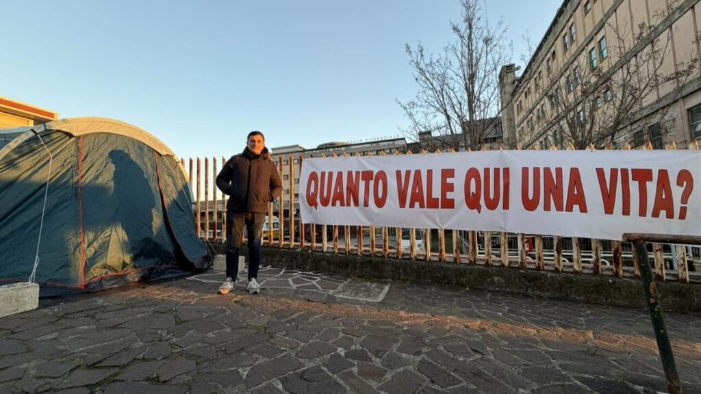 Sleeping in a tent in front of the hospital: healthcare reduced to resistance