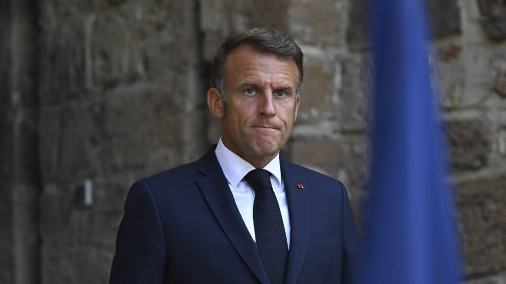 Macron wants to reopen dialogue with Putin (who only speaks with the USA)