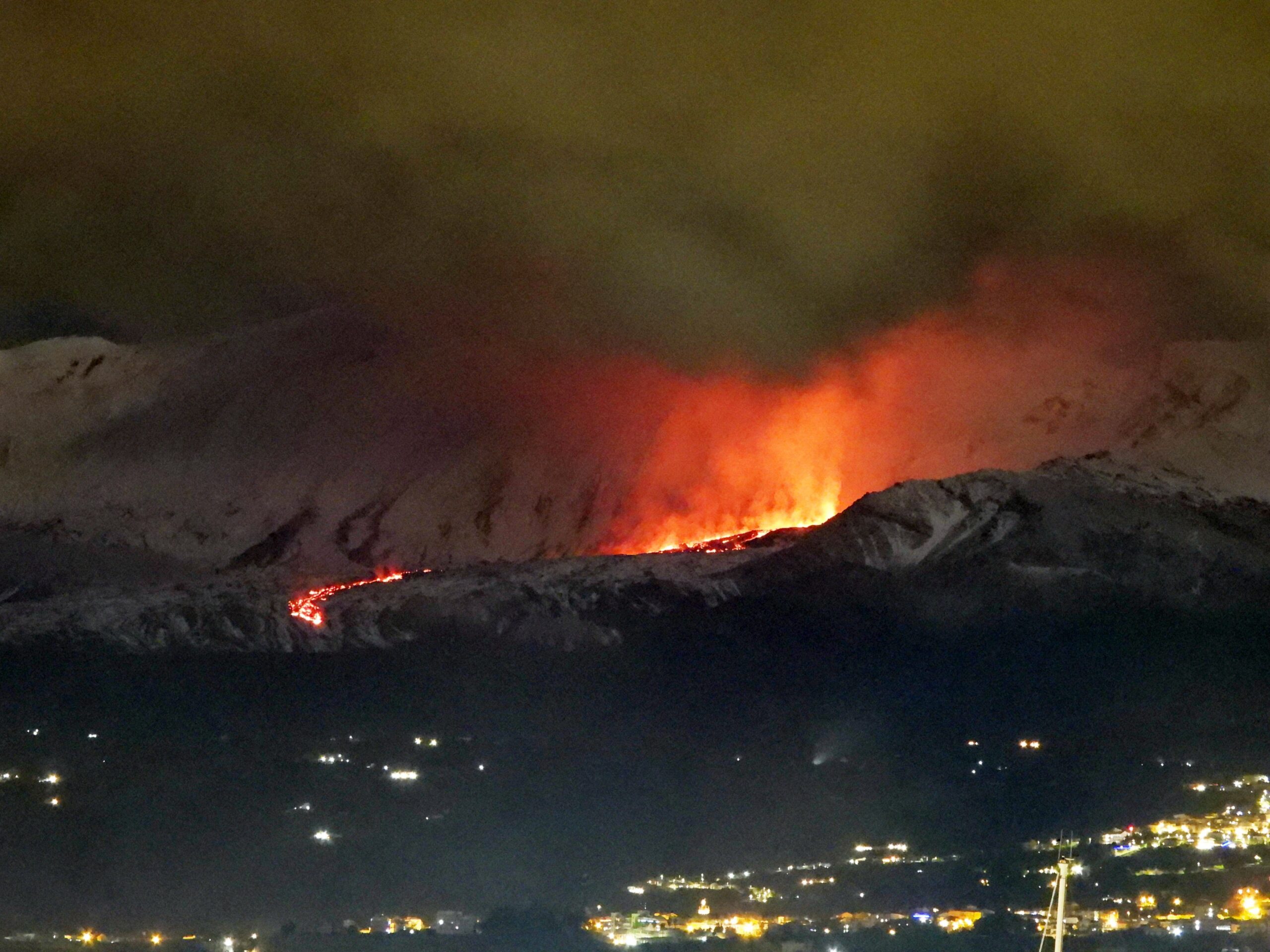 Etna, effusive activity continues in the Bove Valley: lava flow dropped to 1,500 meters