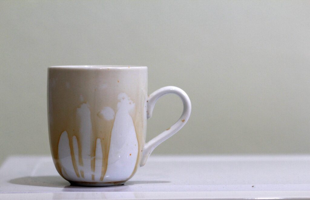 How to clean ceramic cups and mugs stained with tea or coffee?