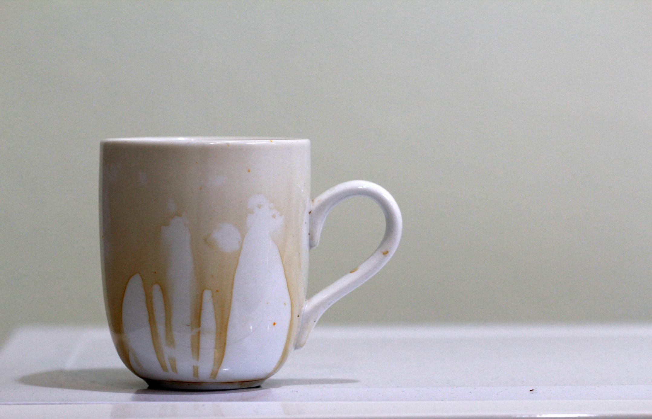 How to clean ceramic cups and mugs stained with tea or coffee?