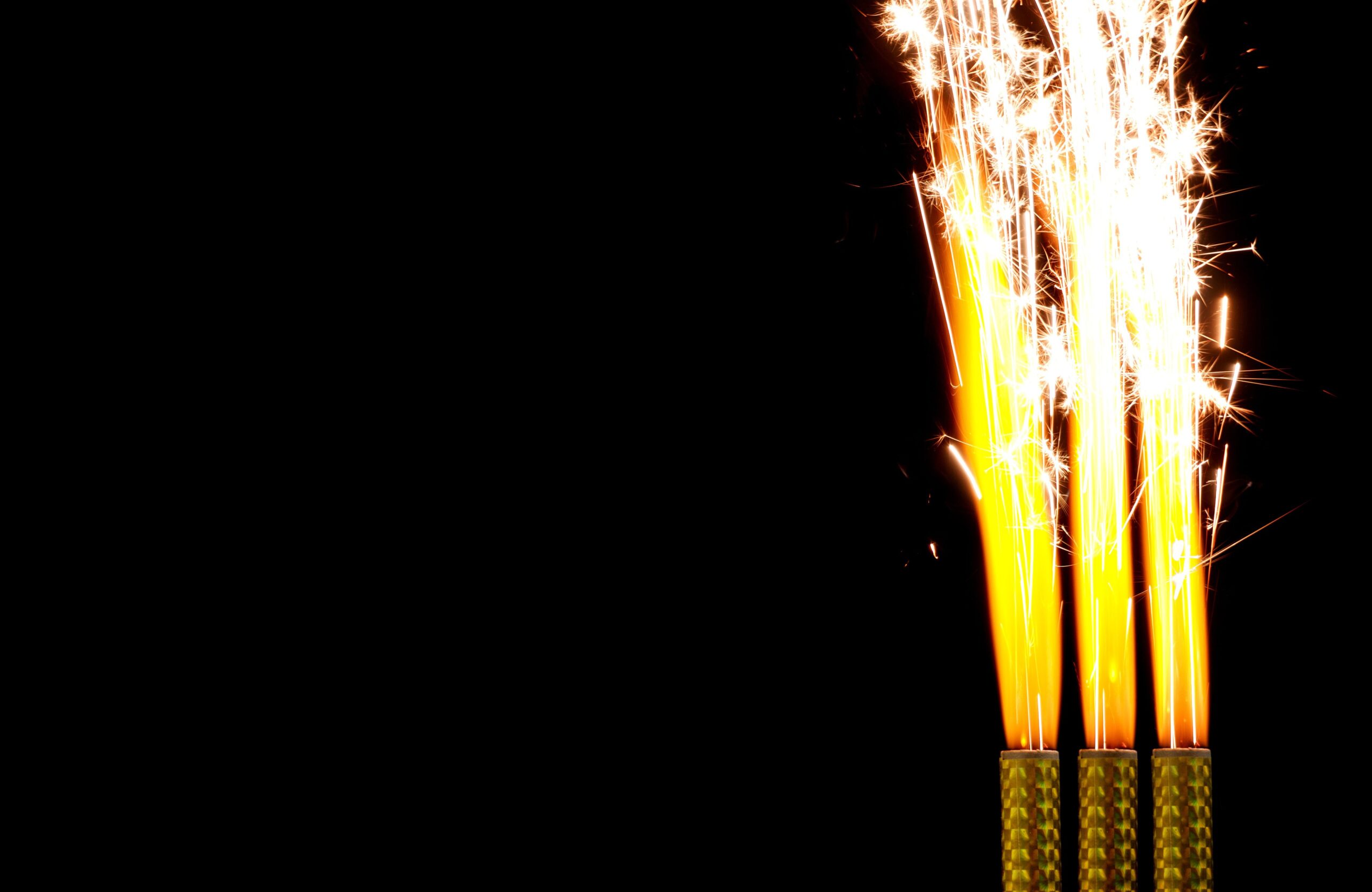 How fountain candles work, why they make sparks and the regulations in force