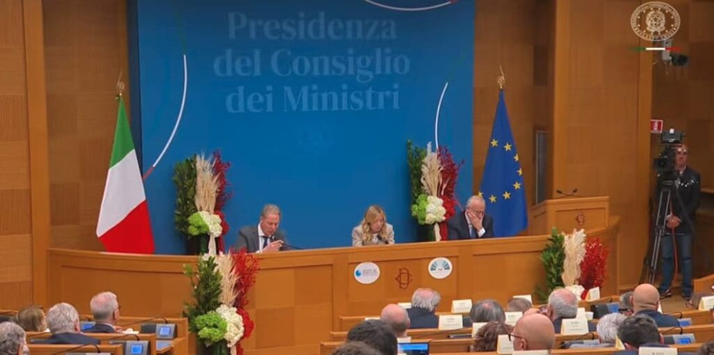 Ban "glittering" candles in nightclubs: what Prime Minister Meloni said at the press conference