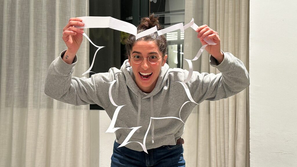 How to pierce a sheet of paper and pass through it: the explanation of the game