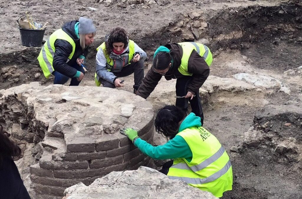 The legendary Basilica of Vitruvius has been discovered, re-emerging from excavations in Fano after 2000 years: history and origins