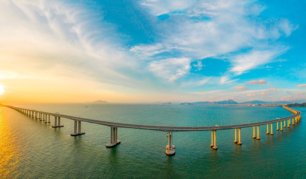 The longest sea bridge in the world is the 55 km Hong Kong Zhuhai Macao Bridge in China: how it is made