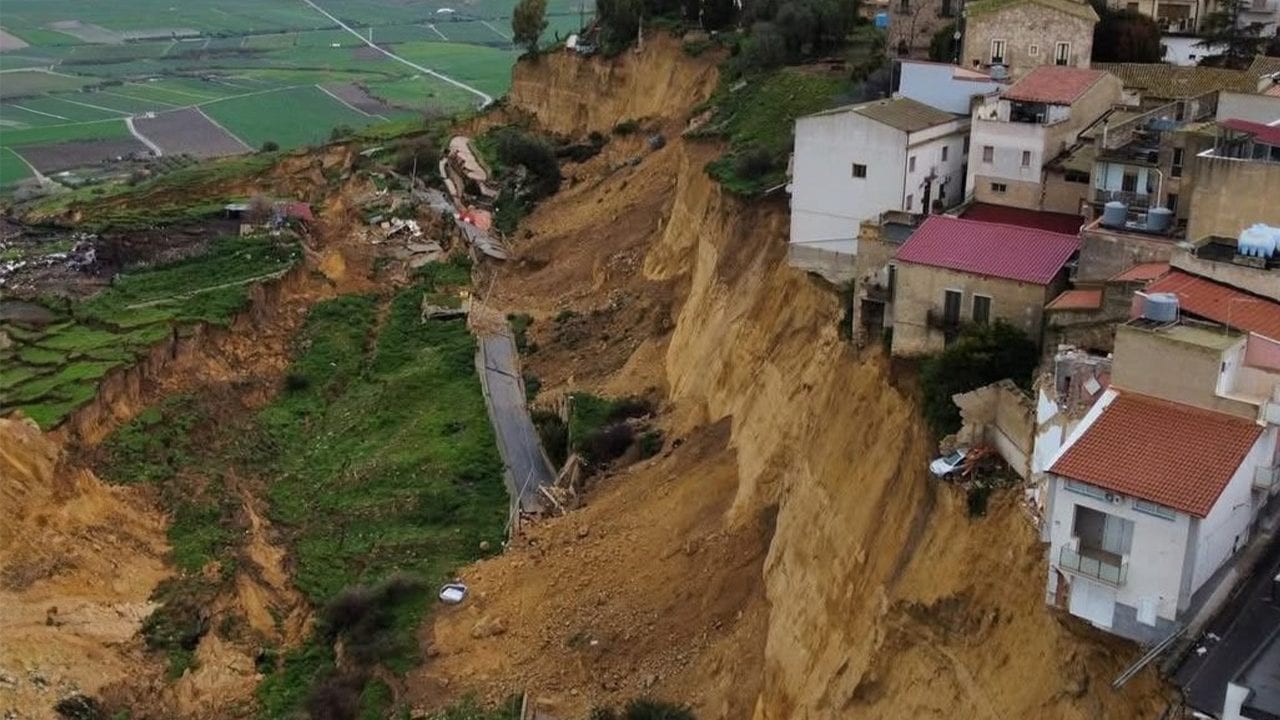 What happened with the Niscemi landslide in Sicily and what is a sliding landslide: geological analysis