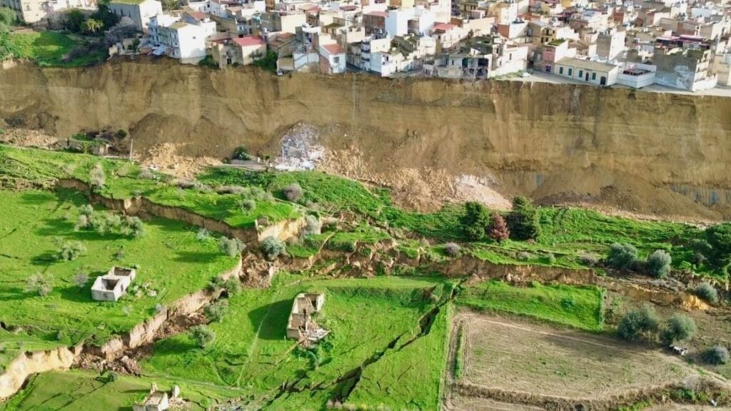 The landslide in Niscemi does not stop, houses up to 50-70 meters from the front are at risk: the geological causes