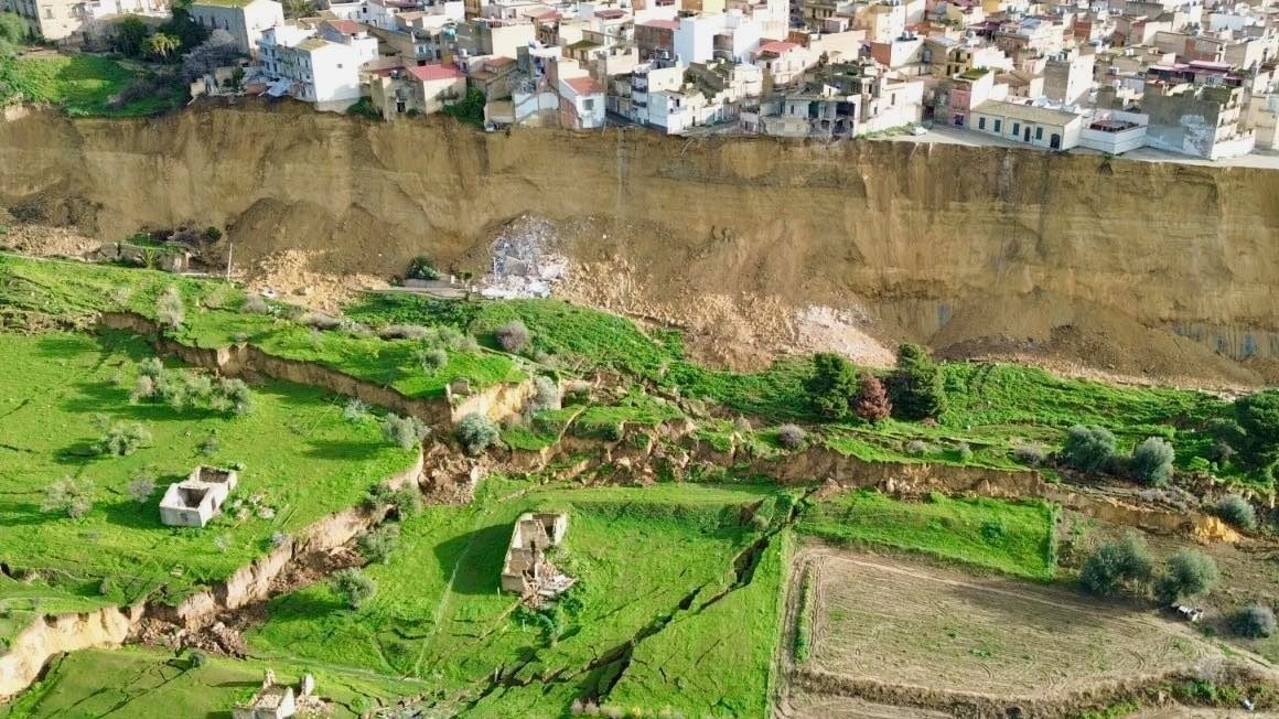 The landslide in Niscemi does not stop, houses up to 50-70 meters from the front are at risk: the geological causes